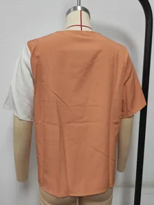 Rückansicht eines lässigen Kurzarm-Shirts mit Farbbeblockung in Orange und Weiß.