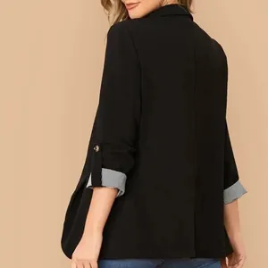 Vista posteriore di un blazer nero slim con maniche a 3/4 a righe e dettagli bottoni