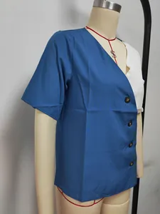 Detailansicht einer blau-weißen Colorblock-Damenbluse mit V-Ausschnitt und Knöpfen