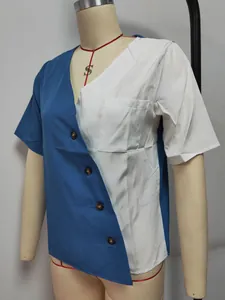 Detailansicht einer zweifarbigen blau-weißen Bluse mit V-Ausschnitt und Knöpfen.
