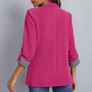Vista posteriore dettagliata di un blazer magenta sfiancato con polsini a righe risvoltati