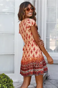 Rückansicht eines Boho-Print-Minikleides mit V-Ausschnitt und Rüschenärmeln
