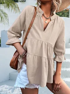 Elegante top beige con scollo a V, orlo a balze e maniche a sbuffo per la stagione estiva