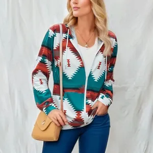 Détail du sweat à capuche zippé pour femme avec motif aztèque géométrique et poches