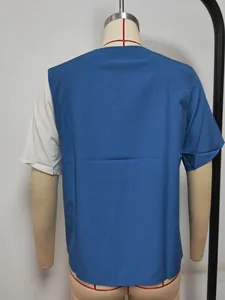 Rückansicht eines V-Ausschnitt-Shirts in Color-Block-Optik mit blauen und weißen Ärmeln.