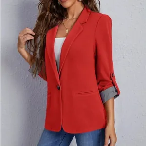 Dettaglio di un blazer rosso da donna con elegante fodera a righe sui polsini risvoltati