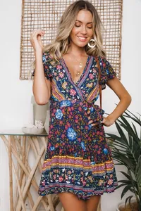 Elegantes Minikleid mit böhmischem Blumenmuster, V-Ausschnitt und Flügelärmeln am Modell