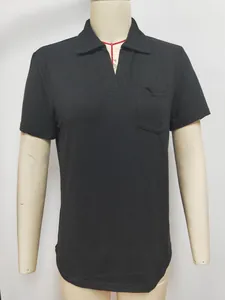 Klassiek zwart poloshirt met korte mouwen, V-hals en borstzak op een display etalagepop