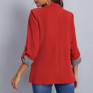 Vista posteriore del blazer rosso slim-fit da donna con fodera a righe sui polsini