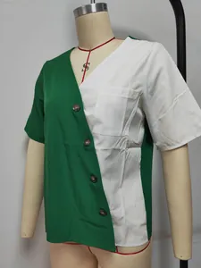 Detailansicht eines grün-weiß farblich abgesetzten V-Ausschnitt-Shirts am Mannequin.