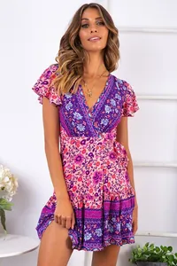Boho-Blumenkleid mit V-Ausschnitt, Wickeloptik und Rüschenärmeln für den Sommer