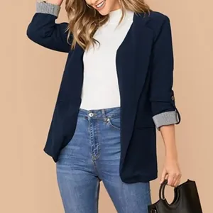Dettaglio blazer blu navy slim fit con polsini a righe regolabili per donna