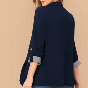 Vista posteriore di un blazer blu scuro con eleganti polsini a righe risvoltati