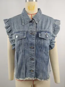 Detailansicht der gewaschenen blauen Denim-Weste für Damen mit gerüschten Schultern