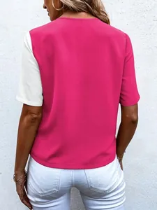 Rückansicht eines trendigen pink-weißen Damenhemds mit V-Ausschnitt und kurzen Ärmeln