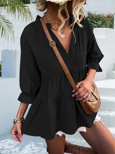 Vista dettagliata della blusa nera ampia da donna con scollo a V e volant eleganti
