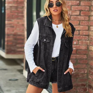 Modische Oversize Denim Weste in Schwarz für Damen mit weißem Langarmshirt kombiniert