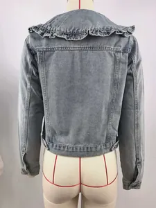 Rückansicht einer hellblauen verkürzten Jeansjacke mit modischem Rüschenbesatz am Rücken