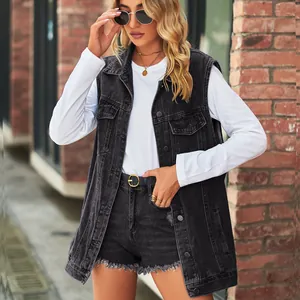 Modemodel trägt eine schwarze Vintage-Jeansweste in Übergröße in einer schicken Straßenumgebung