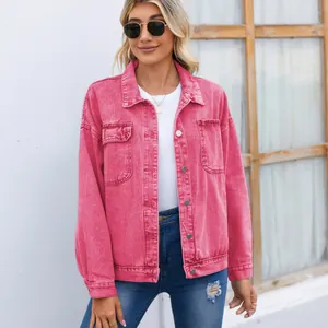 Veste en jean rose délavé vintage avec col classique et poches avant pratiques.