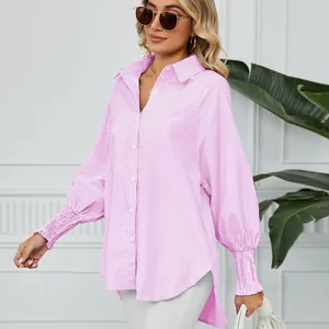 Chemise rayée rose oversize avec manches ballon plissées et ourlet asymétrique