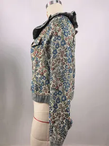 Detailansicht der floralen Jacquard-Jeansjacke mit Rüschenkragen auf Schaufensterpuppe.