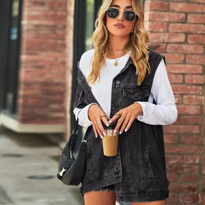 Detailansicht einer schwarzen Vintage-Denim-Weste in Übergröße mit einem weißen Shirt