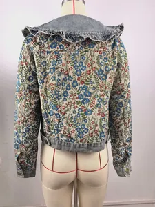 Detailansicht der Rückseite einer geblümten Jeansjacke mit süßem Rüschenkragen.