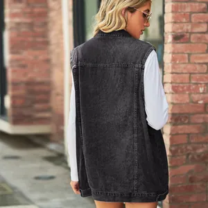 Detailansicht der Rückseite einer grauen Vintage-Jeansweste mit lockerem Schnitt