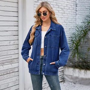 Gros plan d'une veste en jean bleu délavé vintage avec de grandes poches à l'avant