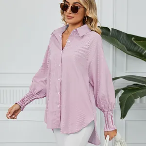 Vue détaillée d'une chemise à rayures roses avec poignets plissés et boutons
