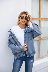 Détail de la veste en jean bleu délavé pour femme avec boutons en métal et poches