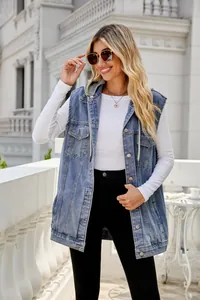 Detailansicht einer lässigen blauen Denim-Weste mit grauer Kapuze an einem Model