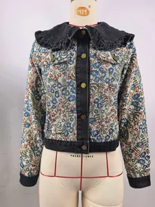 Detailansicht der floralen Jacquard-Jeansjacke mit Rüschenkragen und Metallknöpfen.