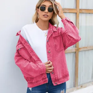 Détail d'une veste en jean rose délavée pour femme dans un cadre extérieur