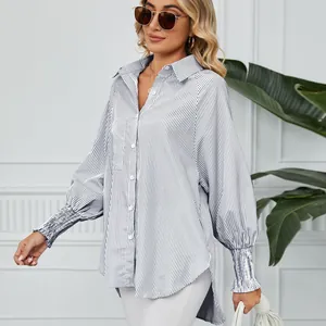 Vue détaillée de la chemise rayée bleue pour femme avec poignets plissés smockés
