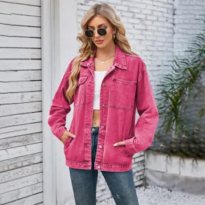Veste en jean rose délavé vintage avec poches avant portée par un mannequin à l'extérieur