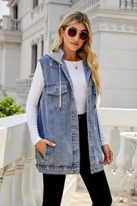 Detailansicht einer Vintage-Denim-Kapuzenweste in hellem Waschgang im Freien