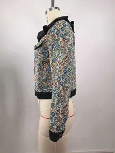 Seitenansicht der Damen-Jeansjacke mit Blumen-Jacquard und Rüschenkragen-Detail