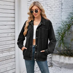 Vue détaillée d'une veste en jean noir délavé vintage avec de grandes poches plaquées