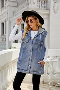 Stylische Damen Vintage Denim Weste lose Passform mit Kapuze über weißem Langarmshirt