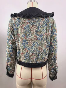 Detailansicht der Rückseite einer floralen Jacquard-Jeansjacke mit Rüschenkragen