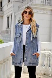 Detailansicht einer Vintage-Damen-Jeansweste mit Kapuze und Knopfleiste vorne