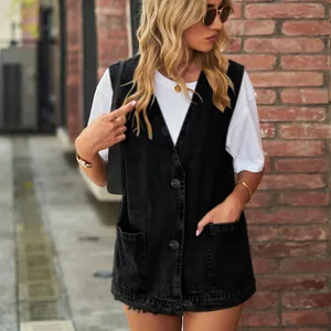 Κοντινό πλάνο street style μαύρου τζιν γιλέκου με μεγάλα κουμπιά και τσέπες.