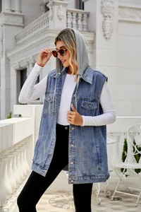 Detailansicht einer trendigen, lockeren Retro-Jeansweste mit grauer Kapuze für Damen