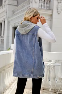 Rückansicht einer lässigen Vintage-Jeansweste mit Kapuze für Damen in weiter Passform.