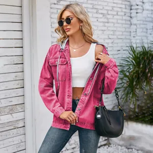 Veste en jean délavée vintage rose rouge avec capuche portée par un mannequin de mode