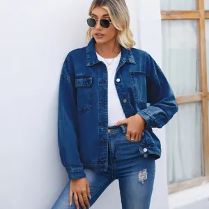 Veste en jean bleu délavé classique vintage élégante avec poches avant pratiques pour femmes