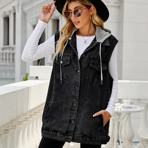 Vintage-Jeansweste mit grauer Kapuze und Taschen, lässiger Outdoor-Modestil für Damen.