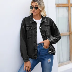 Vue détaillée d'une veste en jean noire délavée vintage pour femme sur un mannequin